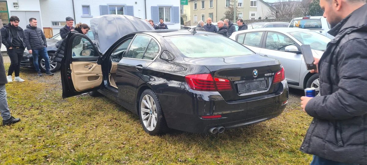 Luljeta Kastrati war das erste Mal an einer Versteigerung. In Pfäffikon wurde am Donnerstag, 23. Februar 2023, ein BMW versteigert. Luljeta Kastrati bot am meisten.